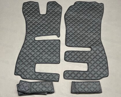 Sale! Set vloermatten met onder de stoel covers geschikt voor SCANIA R STREAMLINE  2013 t/m 2015  doorgestikt lederlook (vierkantjes), zwart P1 (passagierstoel is een KLAPSTOEL)