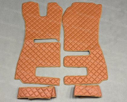 Sale! Set vloermatten met onder de stoel covers geschikt voor SCANIA R STREAMLINE  2013 t/m 2015  doorgestikt lederlook (vierkantjes), oud cognacbruin P3 (passagierstoel is een KLAPSTOEL)