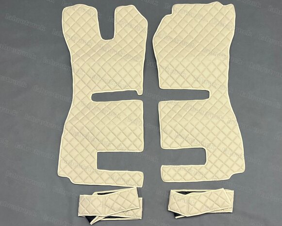 Sale! Set vloermatten en onder de stoel covers geschikt voor SCANIA R STREAMLINE  2013 t/m 2015  doorgestikt lederlook (vierkantjes), beige P8  (passagierstoel is een vastestoel).  